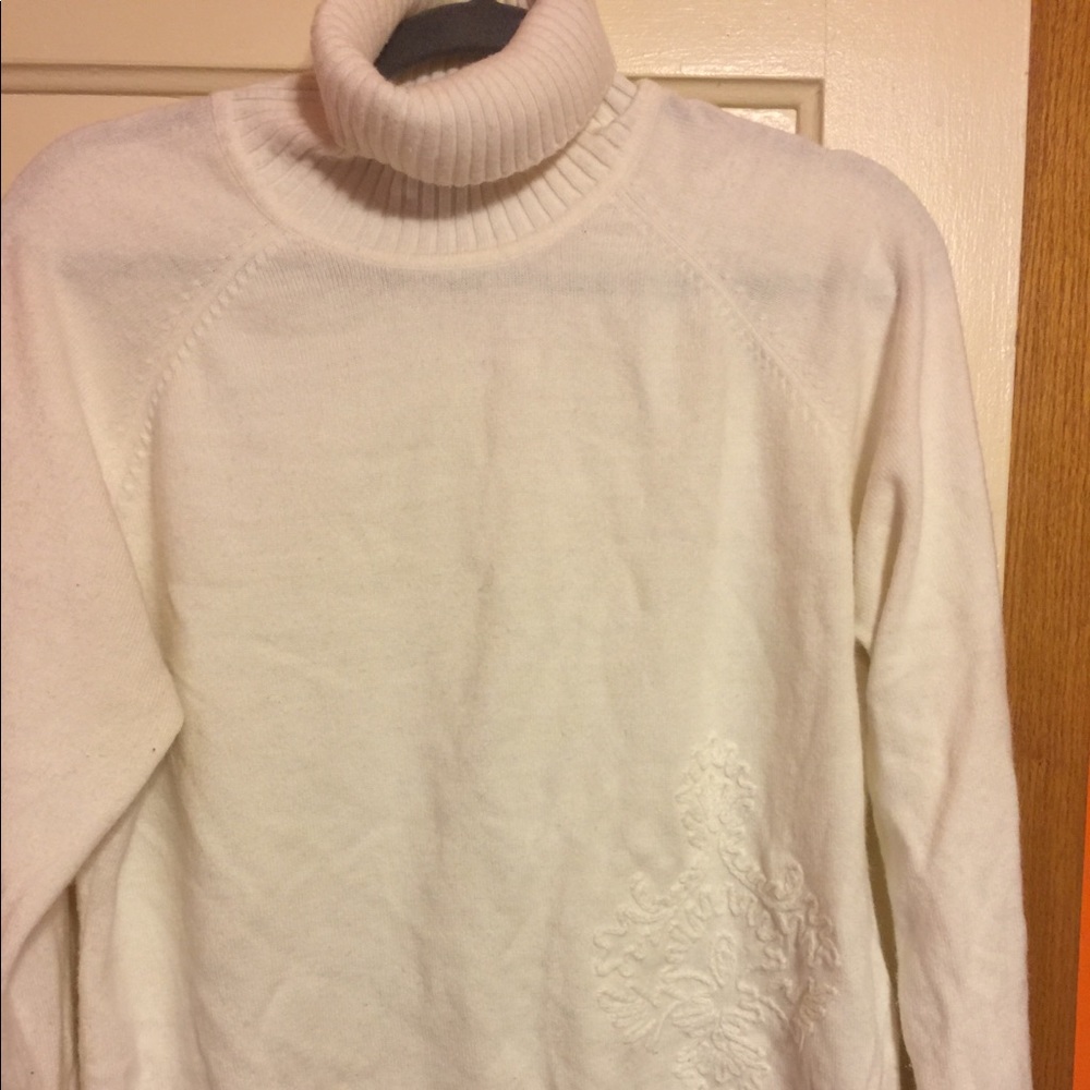 White detailed turtleneck